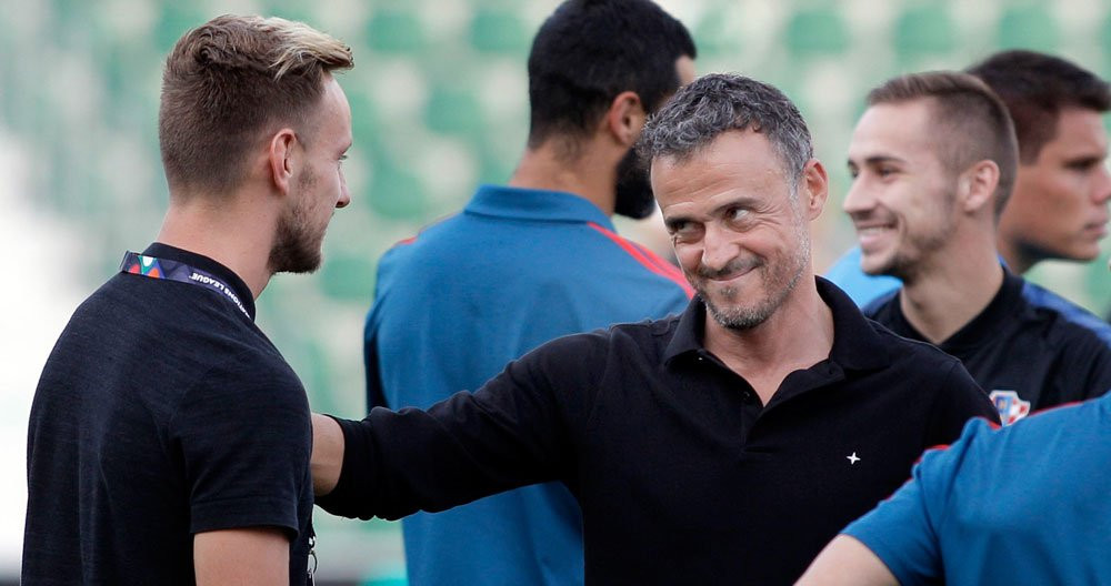 Luis Enrique hace broma con Rakitic / EFE