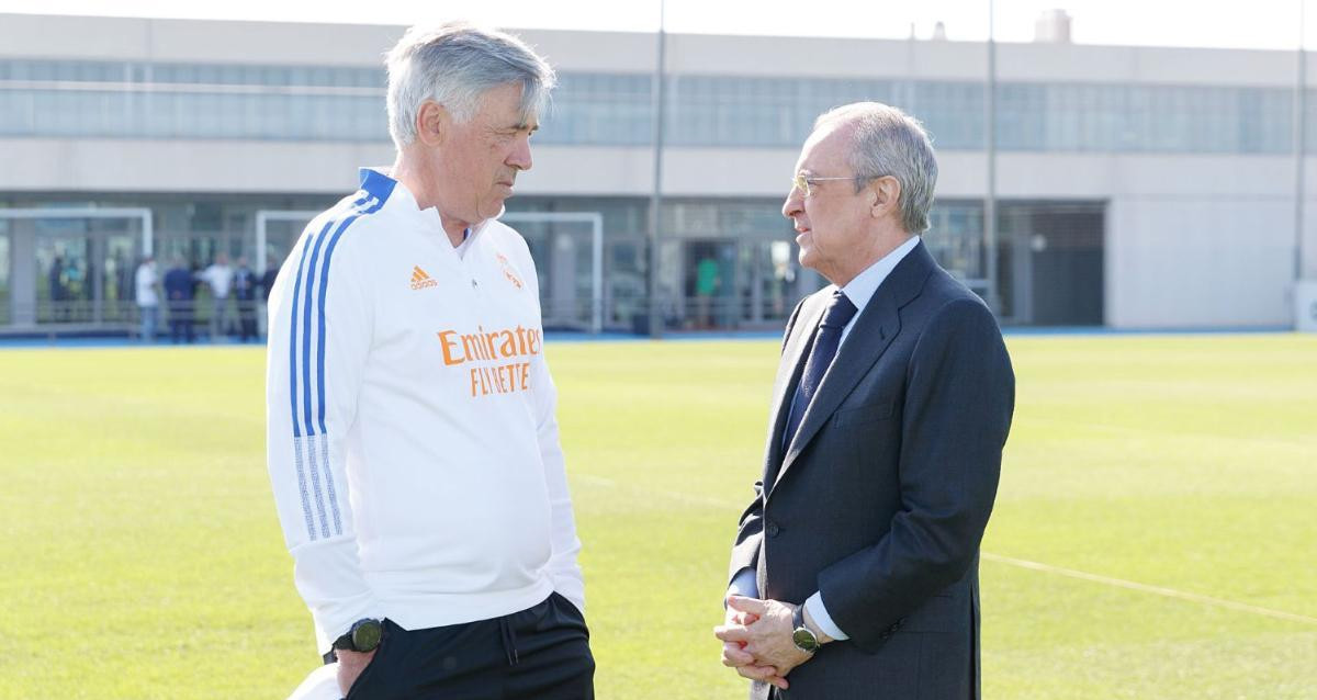 Carlo Ancelotti y Florentino Pérez conversan durante un entrenamiento del Real Madrid / REAL MADRID