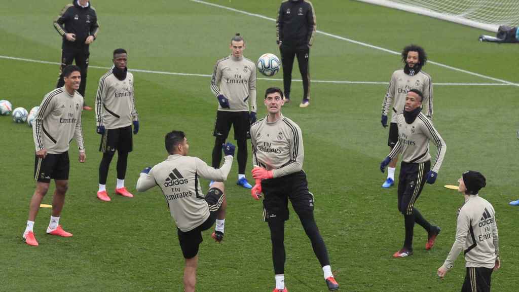 Zidane mirando un rondo de los futbolistas del Madrid / EFE