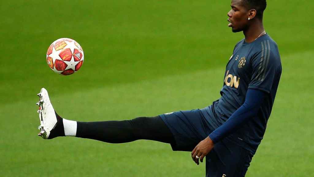 Paul Pogba entrena en el Camp Nou antes del duelo frente al FC Barcelona / EFE