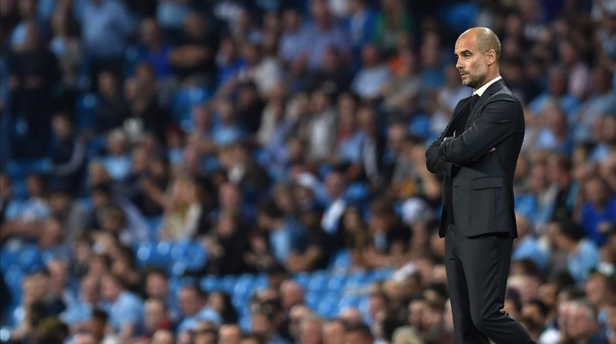 Una foto de archivo de Pep Guardiola en el banquillo del Manchester City / EFE