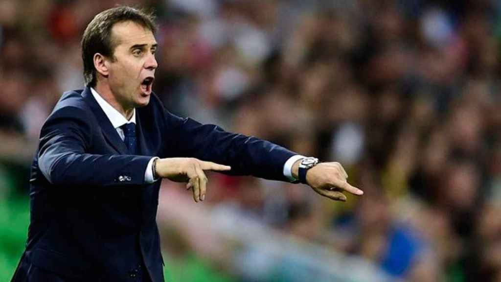 Julen Lopetegui dando ordenes durante un partido del Real Madrid / EFE