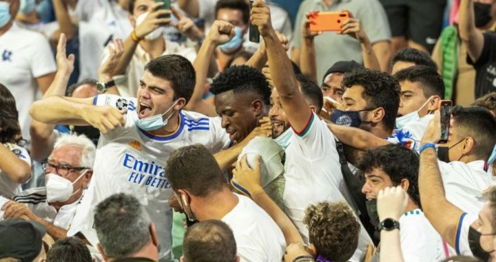 Vinicius Junior celebrando el gol del Celta con la afición / La Liga