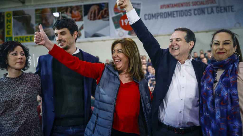 Dante Pérez Berenguer, entre Carolina Rodríguez, alcaldesa de Bañuelas, y Susana Díaz, presidenta andaluza / EFE