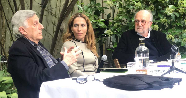 José Enrique Ruiz-Domènec, Eva Moll y Javier Tejada, en el jardín del Hotel Alma / LG