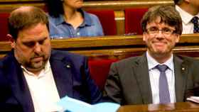 Oriol Junqueras y Carles Puigdemont en el Parlament en una imagen de archivo / EFE