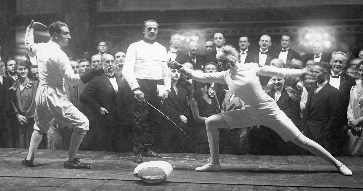Helene Mayer practicando contra un oponente en las Olimpiadas de Ámsterdam de 1928 / GETTY IMAGES