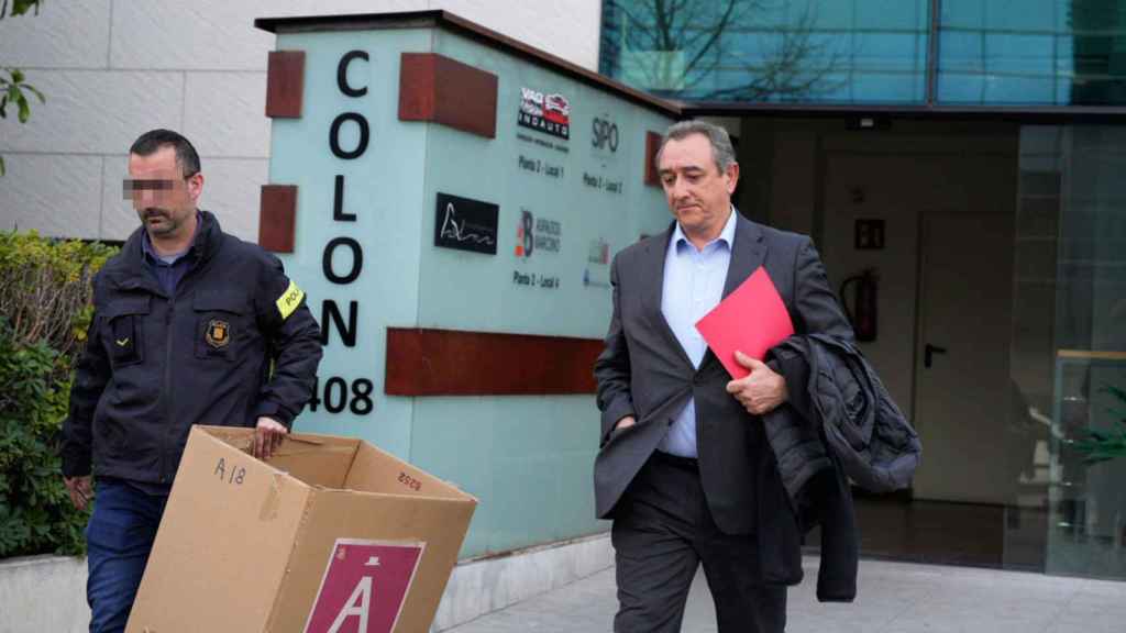 Un agente de Mossos con Jos Prado, abogado de Fermí Ferran, copropietario de Ambulancias Egara / Luis Miguel Añón - CG