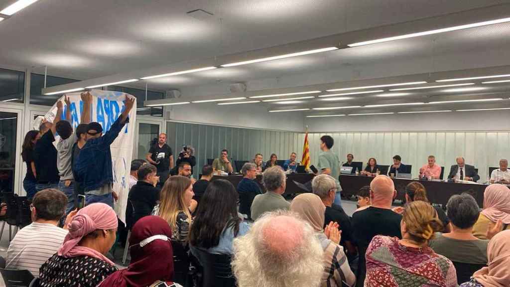 Una protesta interrumpe el pleno del ayuntamiento de Premià de Dalt por su vinculación con Desokupa / EUROPA PRESS