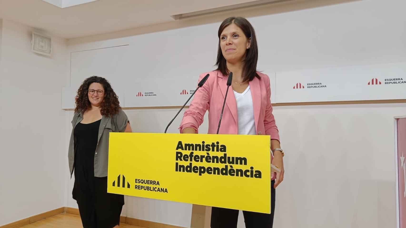 La secretaria general adjunta y portavoz de ERC, Marta Vilalta, junto a la portavoz de Jovent Republicà, Kènia Domènech / EUROPA PRESS