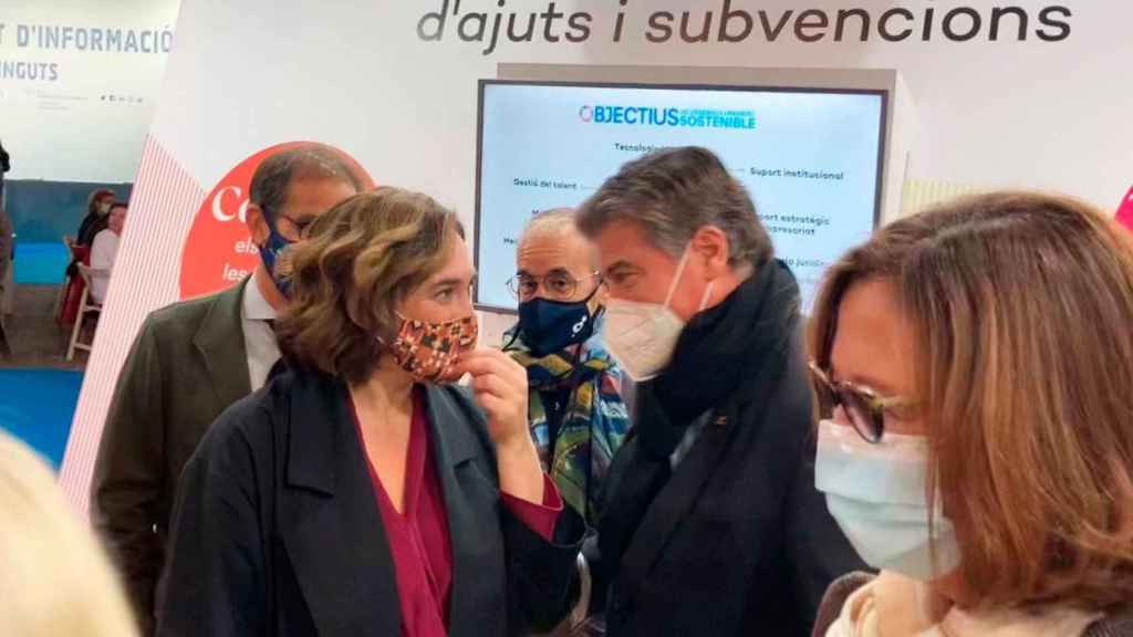 Ada Colau (i), alcaldesa de Barcelona, en una feria empresarial con Antonio Cañete, presidente de Pimec / EP