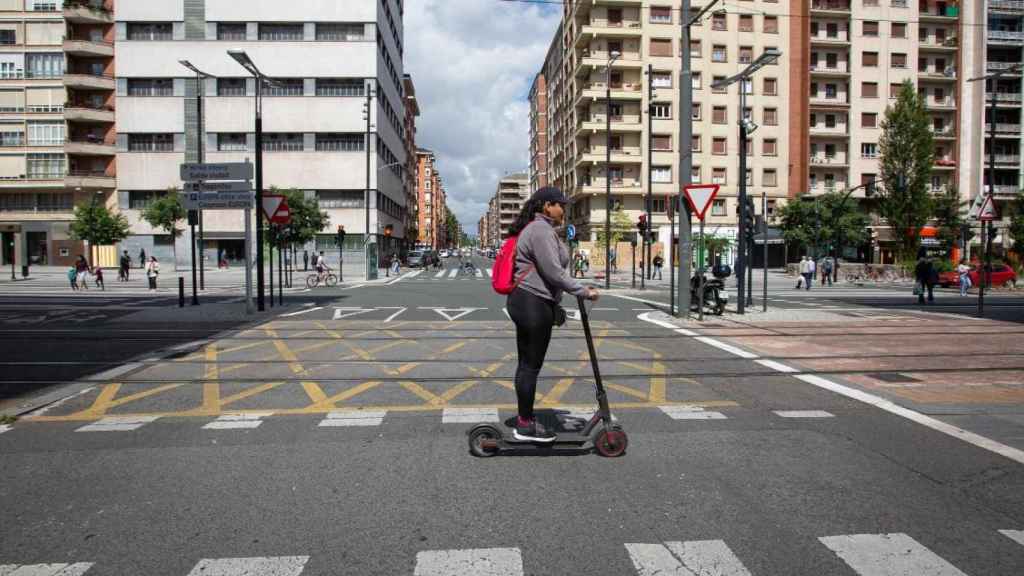 Usuaria de un patinete compartido / EP