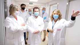 La consejera catalana de Salud, Alba Vergés (I), con el vicepresidente Pere Aragonès (C), en una visita al hospital de Palamós / GOVERN