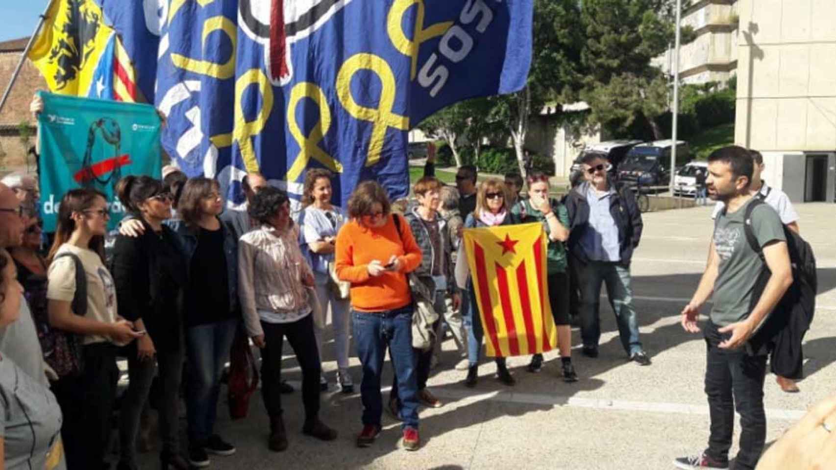 El concejal de la CUP Pau Juvillà, ante los juzgados de Lleida / CUP