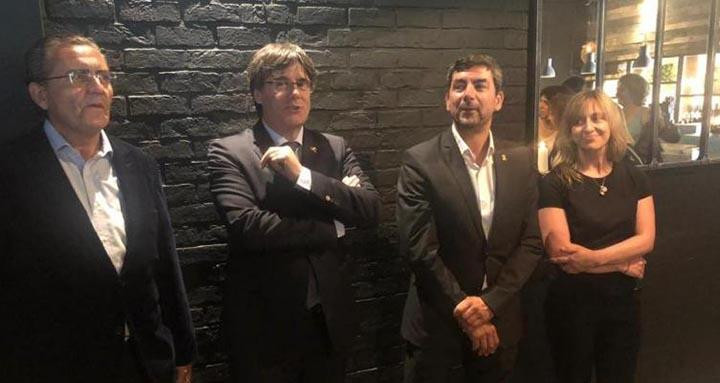 Carles Puigdemont (2i) junto a Joan Canadell (2d), presidente de la Cámara de Comercio de Barcelona y ganador de la segunda vuelta de las primarias de JxCat / CG