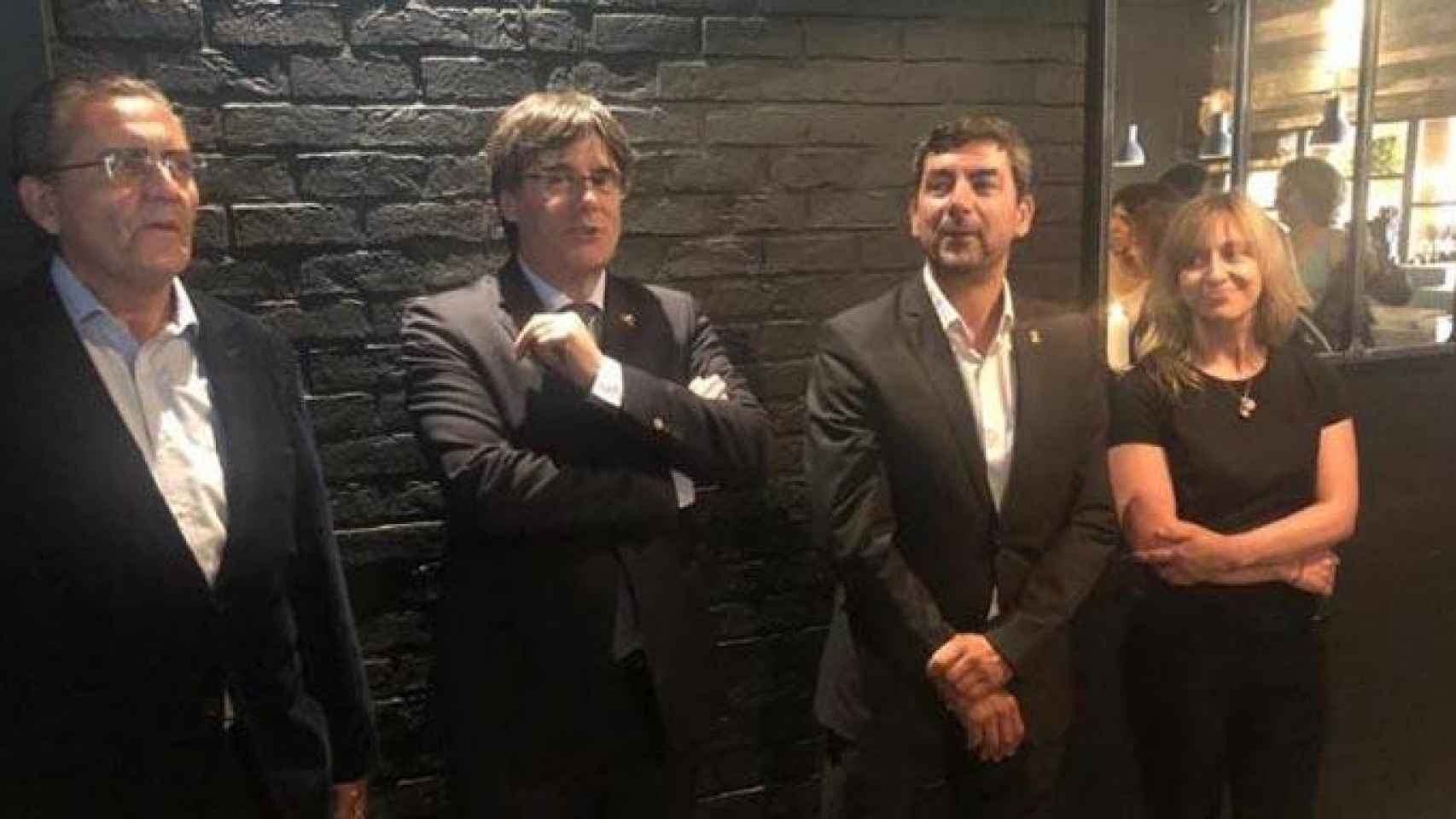 Carles Puigdemont (2i) junto a Joan Canadell (2d), presidente de la Cámara de Comercio de Barcelona y ganador de la segunda vuelta de las primarias de JxCat / CG