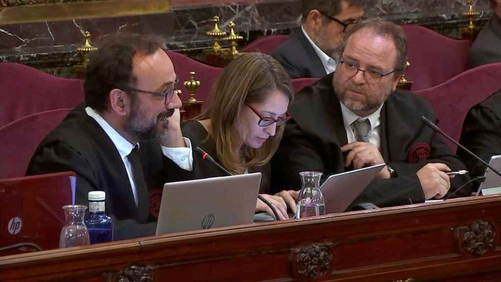 Los abogados Benet Salellas (i), Marina Roig (c) y Álex Solá (d) en el Tribunal Supremo / EFE