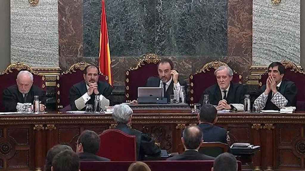 Marchena se dirige a Trapero durante el interrogatorio a este último en el juicio del 'procés' / EFE