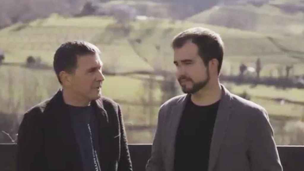 Ricard Ustrell (d), presentador de 'Quatre Gats' de TV3 y Arnaldo Otegi (i), exterrorista y coordinador general de EH Bildu / CG