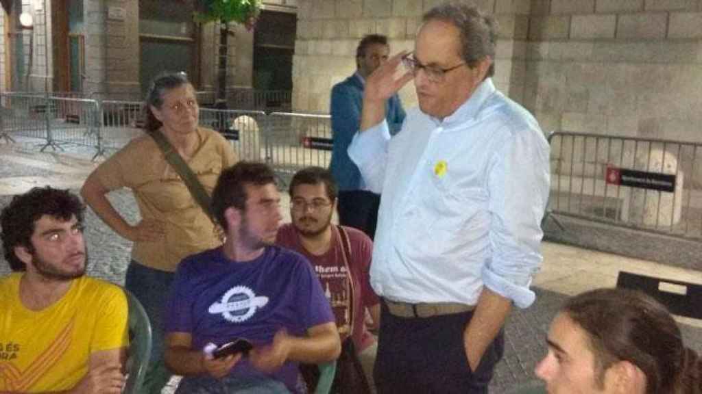 El presidente de la Generalitat de Cataluña Quim Torra con los CDR acampados en la plaza Sant Jaume / CG