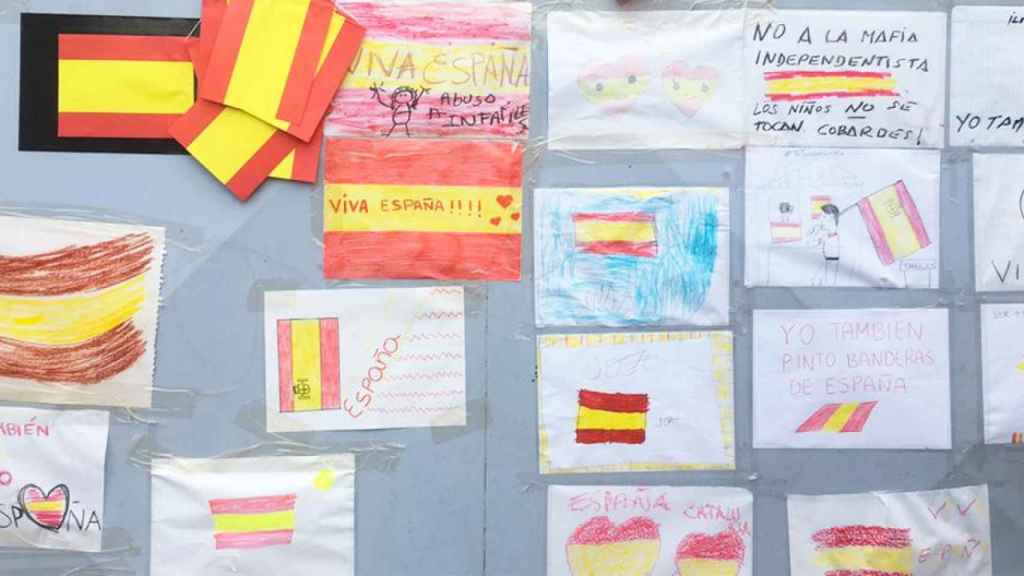 Mural realizado ayer por los vecinos de Terrassa (Barcelona) en apoyo a la niña de 10 años presuntamente agredida por una bandera. Cuándo llegará la democracia a Cataluña / TWITTER