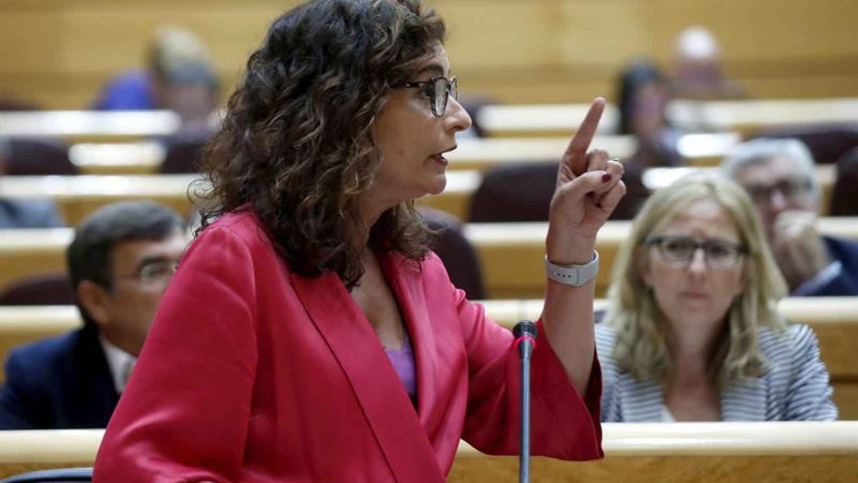 La ministra de Hacienda, María José Montero, descarta, de momento, el impuesto a la banca