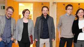 De izquierda a derecha Xavier Domènech, Ada Colau, Pablo Iglesias, Íñigo Errejón y Carolina Bescansa, una familia de izquierdas no muy bien avenida / CG