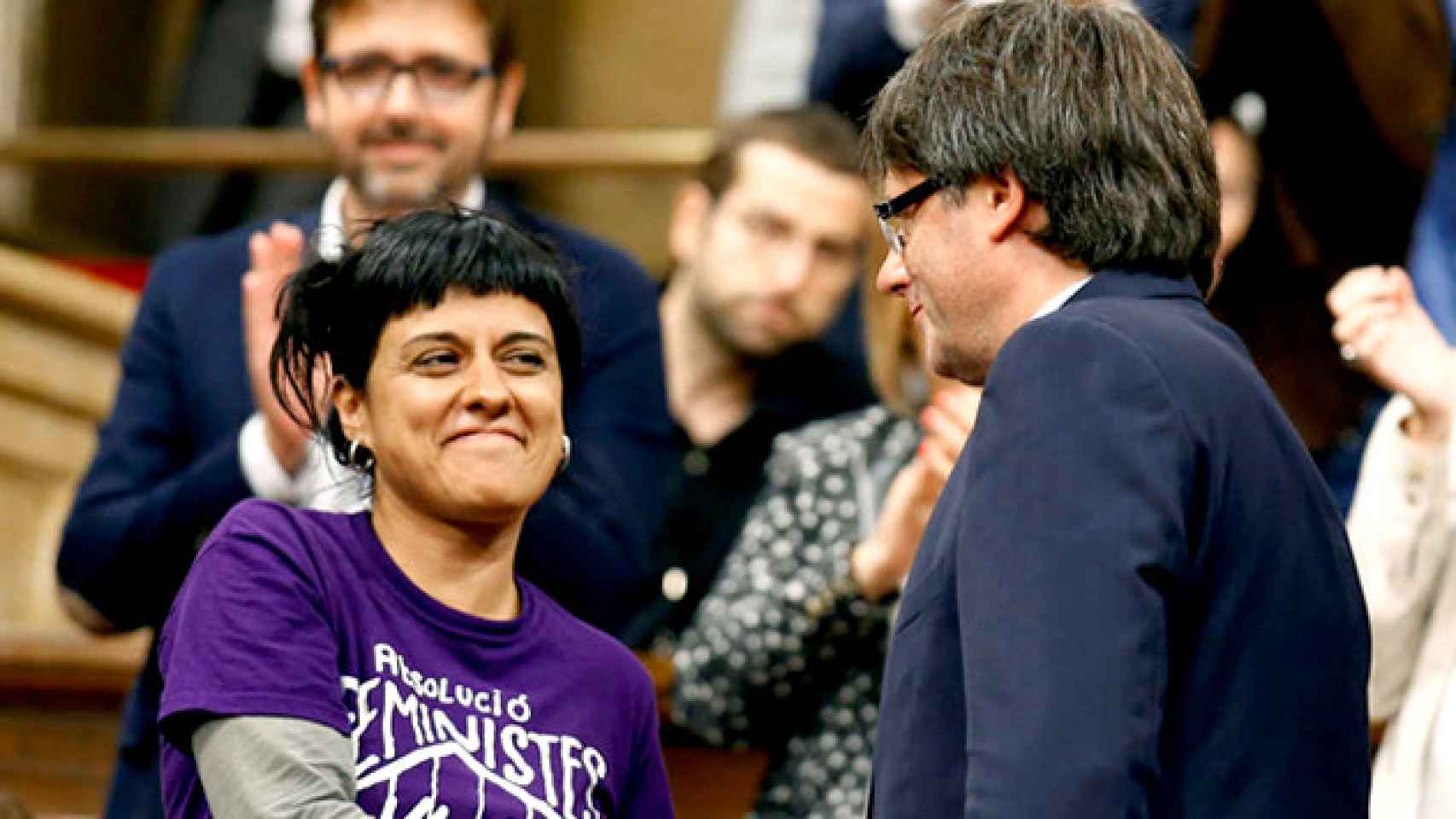 El expresidente, Carles Puigdemont, saluda a Anna Gabriel, de la CUP / EFE