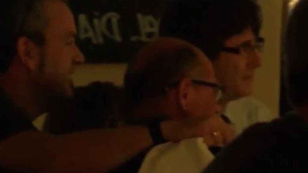 El expresidente de la Generalitat, Carles Puigdemont, cazado por las cámaras de 'La Sexta' en un restaurante / CG