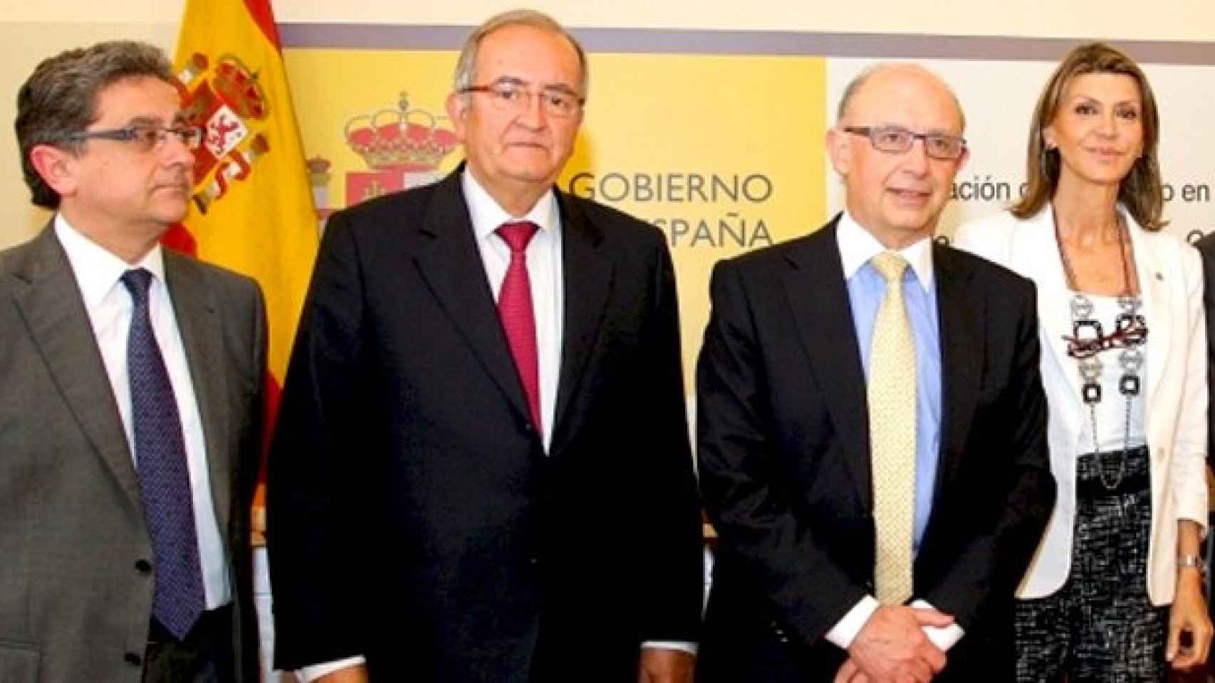 Cristóbal Montoro (2d), ministro de Hacienda, en una imagen de archivo junto al presidente de Pimec, Josep González (2i), el delegado del Gobierno en Cataluña, Enric Millo (i), y su predecesora en el cargo, María de los Llanos de Luna (d) / CG