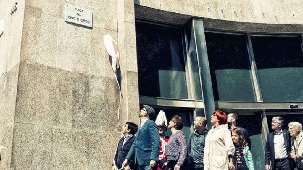 Gerardo Pisarello, primer teniente de alcalde de Barcelona, descubre la placa de la nueva plaza Cinc d'Oros de Barcelona / CG