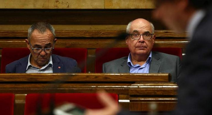 Joan Coscubiela (i) y Lluís Rabell (d), de CSQP, escuchan al presidente Carles Puigdemont en el Parlament / EFE