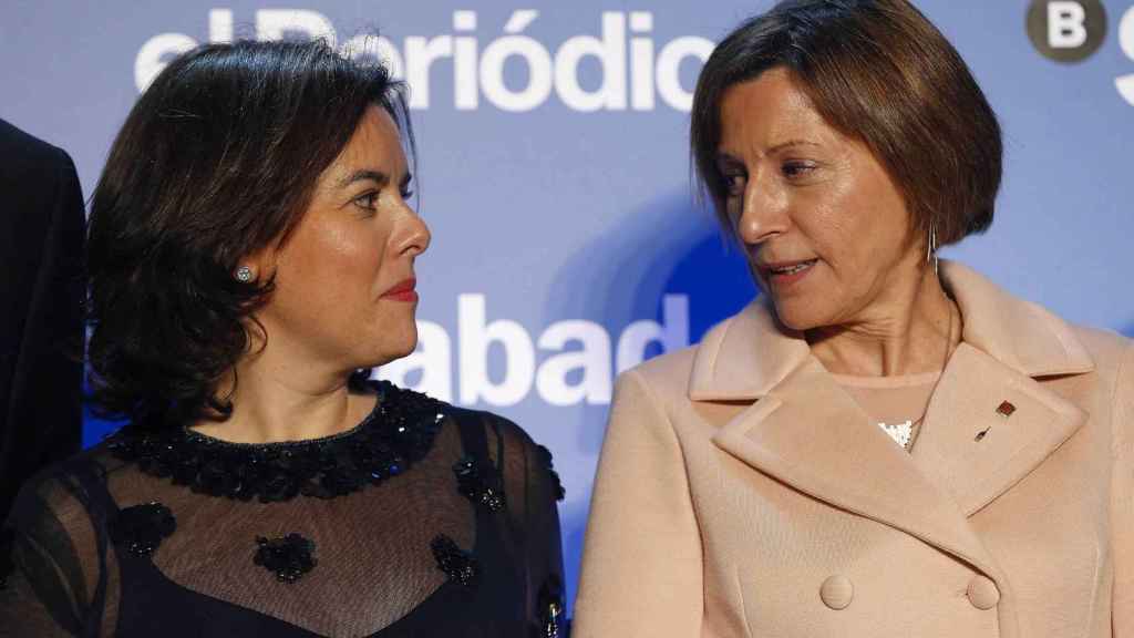 Soraya Sáenz de Santamaría y Carme Forcadell posaron anoche en la entrega del premio Empresa del Año / EFE