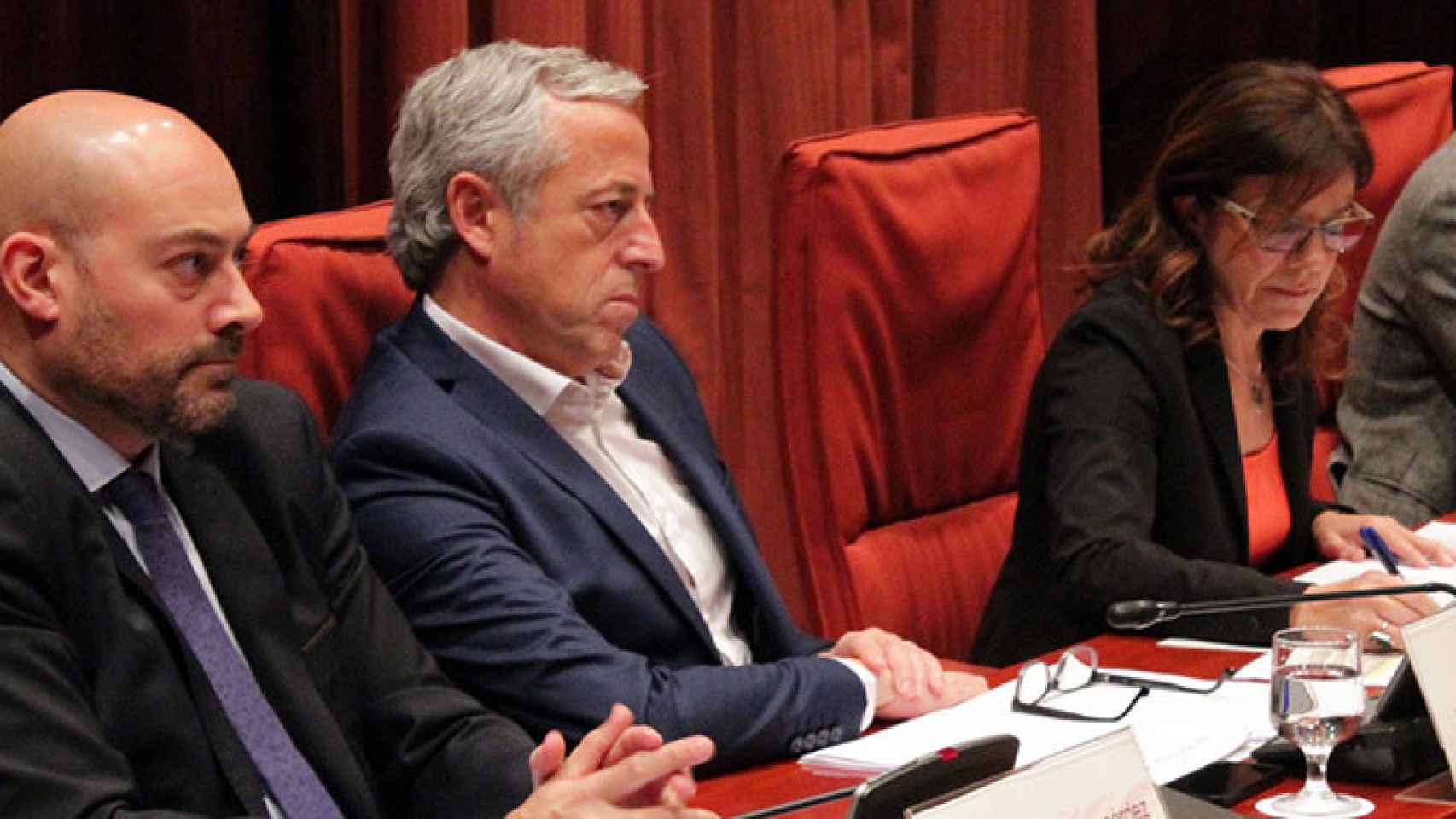 Saül Gordillo, director de Catalunta Ràdio; Jaume Peral, director de TV3, y la presidenta en funciones de la CCMA, Núria Llorach, en el Parlamento catalán / CG