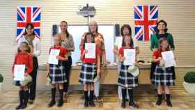 Alumnas de la escuela Aura de Reus (Tarragona), que sigue un modelo trilingüe, exhiben su certificado Cambridge de inglés / AURA