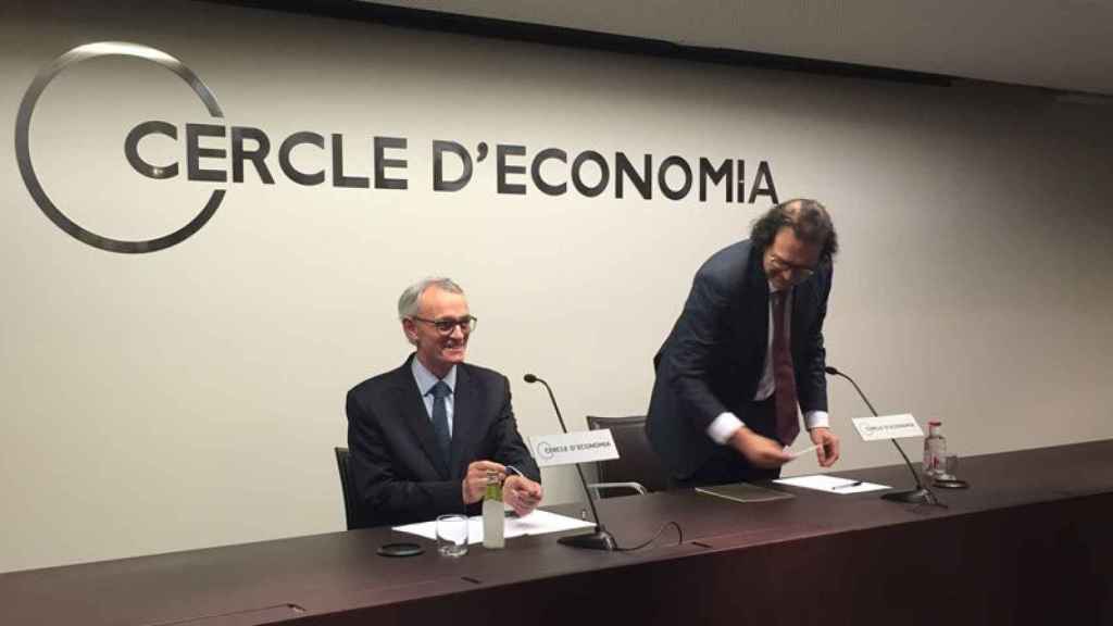 Antón Costas (izquierda), presidente del Círculo de Economía de Barcelona, junto a Jordi Alberich (derecha), director general este miércoles en la sede de la institución.