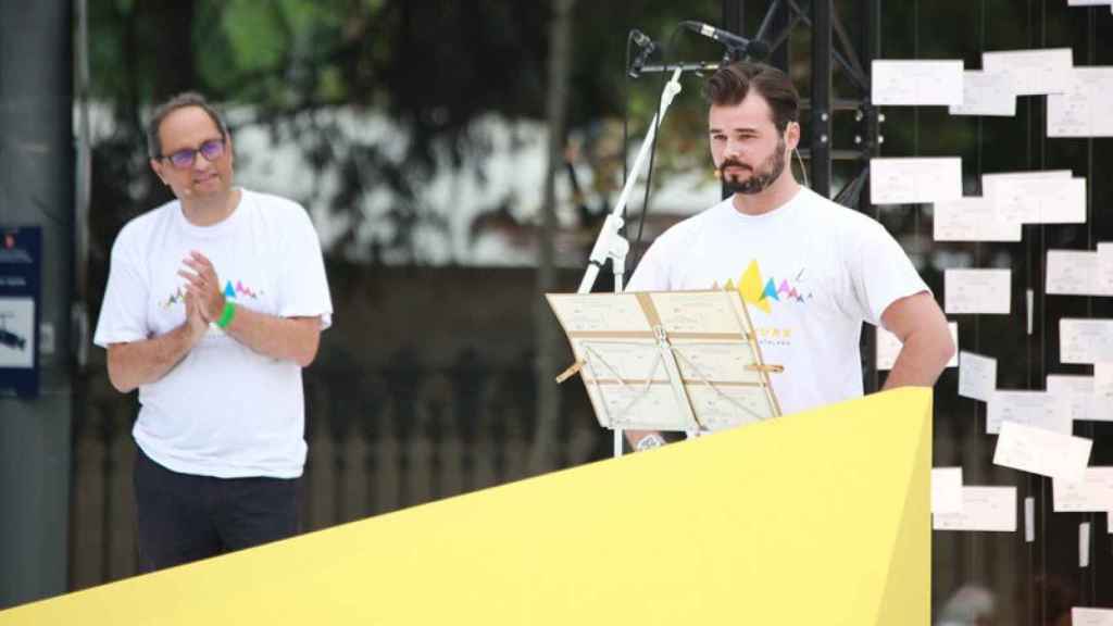 Gabriel Rufián (Súmate y ANC), en su intervención al final de la manifestación independentista de la Diada. A su lado, el presidente de Òmnium, Quim Torra.