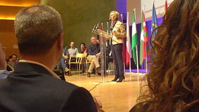 Josep Ramon Bosch (SCC) -de espaldas-, escuchando el discurso de Rosa Díez