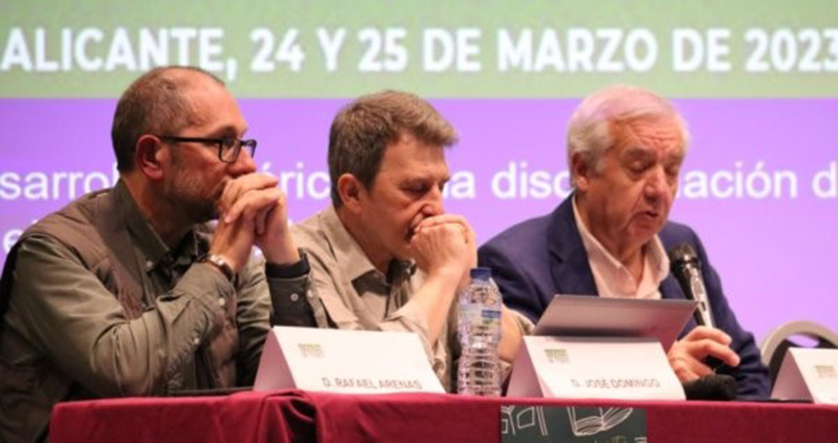 El presidente de Impulso Ciudadano, José Domingo (C) en las I Jornadas de Escuela de Todos