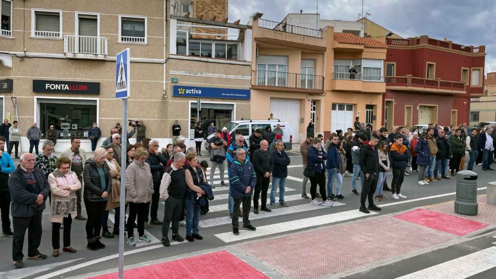 Los vecinos del pueblo de Camarles en el funeral / EFE