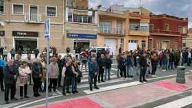 Los vecinos del pueblo de Camarles en el funeral / EFE