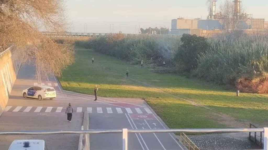 La Policía Local de Sant Adrià de Besòs y los Agentes Rurales acuden al lugar del incendio, cerca del puente Cristóbal de Moura / CEDIDA