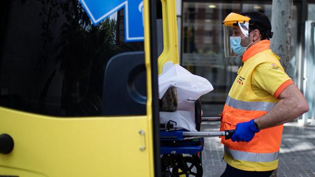 Un profesional del sistema sanitario de Cataluña en una imagen de archivo / PAU VENTEO - EUROPA PRESS