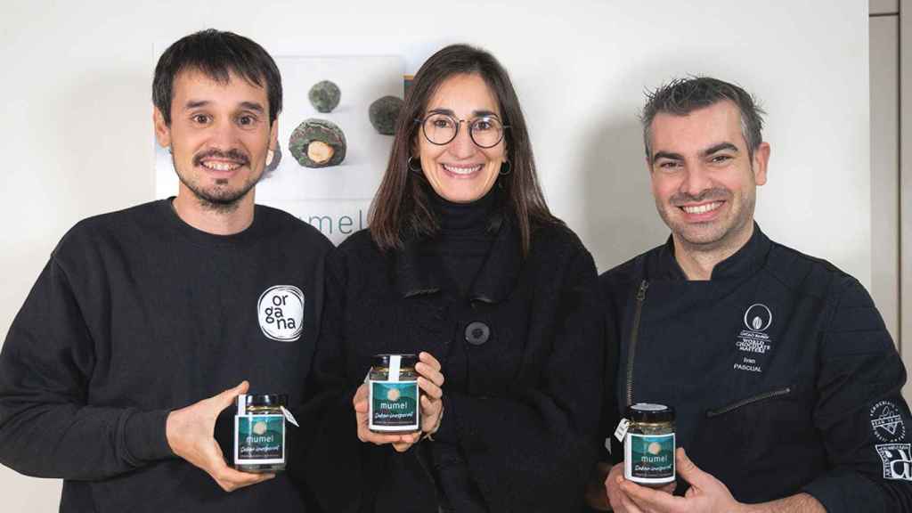 El responsable de Organa Espirulina, Joan Solé, la experta en nutrición Blanca Salinas y el maestro chocolatero Ivan Pascual, creadores de Mumel, un bombón saludable / ORGANA ESPIRULINA