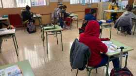 Estudiantes abrigados en el aula por el frío sin calefacción para combatir la factura energética / EP