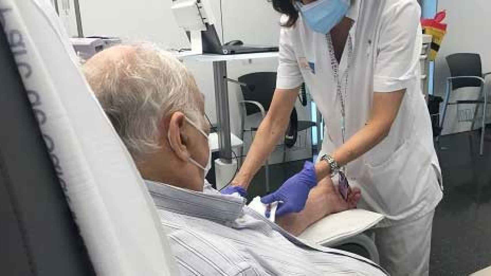 Un paciente oncológico en el hospital del Mar, que ofrece atención telefónica a los enfermos de cáncer durante las 24 horas del día / HOSPITAL DEL MAR