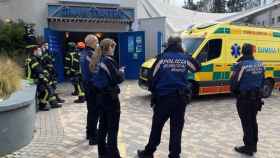 Agentes de la Policía Municipal y sanitarios del SAMUR atienden a los heridos tras el derrumbe de parte del techo del auditorio del Parque de Atracciones de Madrid / Emergencias Madrid (EFE)