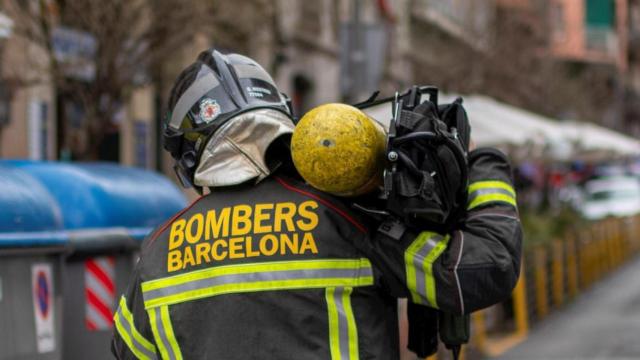 Un bombero en el Hotel Coronado de Nou de la Rambla de Barcelona, ahora cerrado / EUROPA PRESS