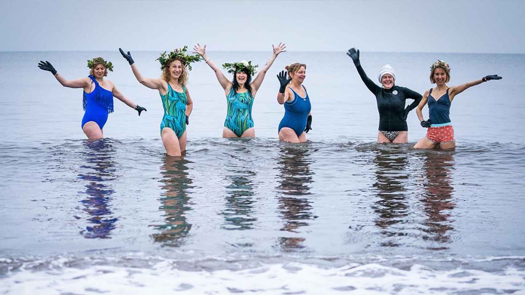 Un grupo de mujeres toman el primer baño invernal en una playa de Edimburgo / EP