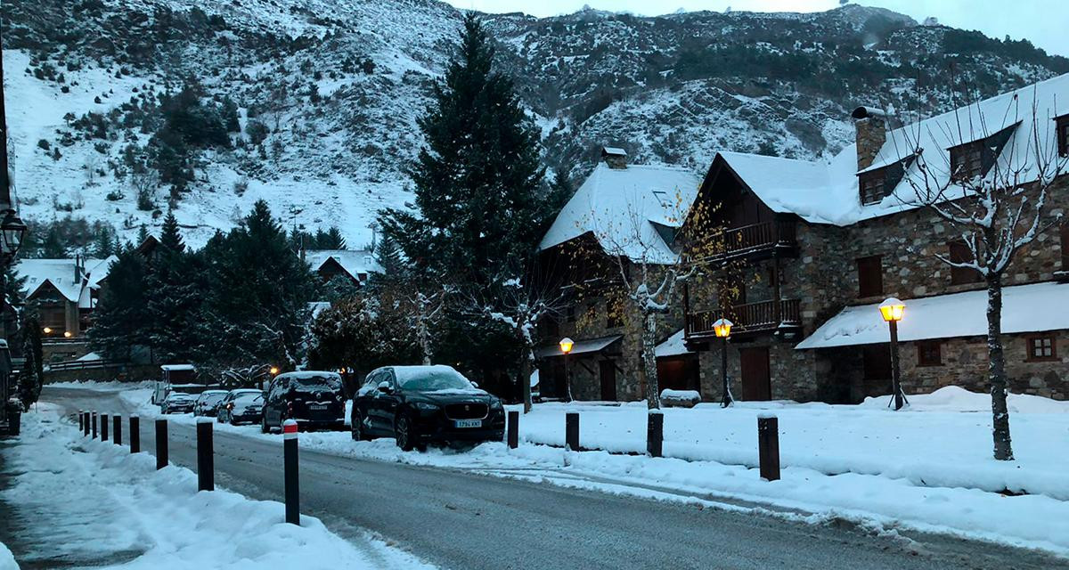 Una calle de Garòs, en el municipio de Naut Aran del Vall d'Aran, con todo nevado y donde se ha actuado en calles y carreteras para facilitar los accesos en coche / CM